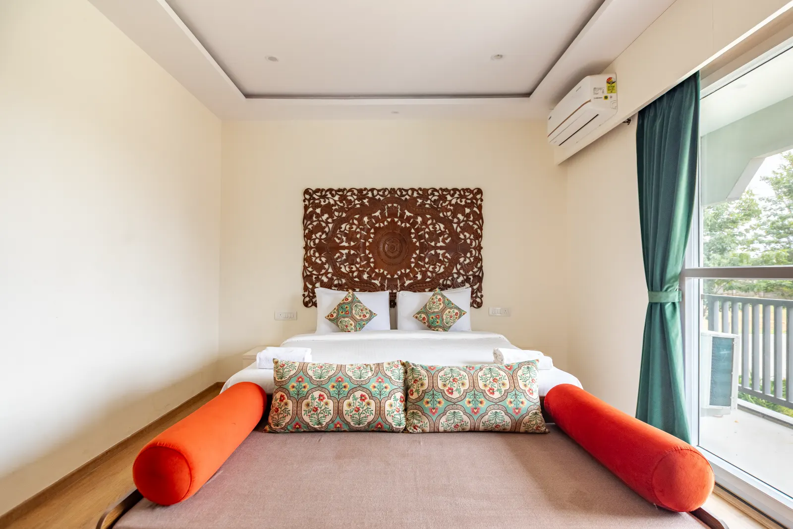 Rumah Residence king bed and private balcony