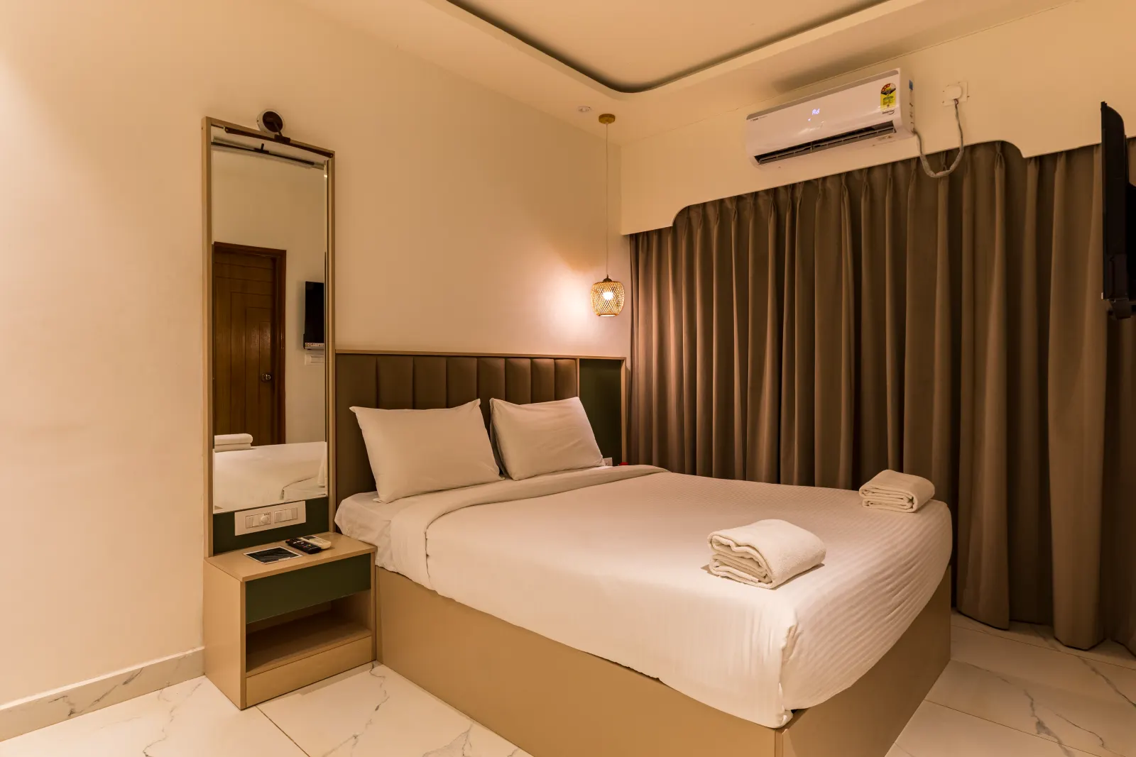 Aanya Residence with king bed and refreshments counter